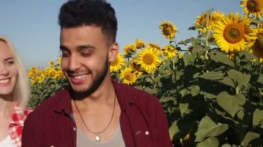 Kırsal mutlu yolda yürürken insanlar grup arkadaşları gülümseme, yaz