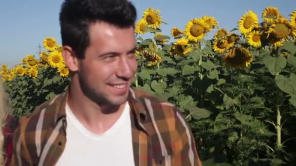 Kırsal mutlu yolda yürürken insanlar grup arkadaşları gülümseme, yaz — Stok video
