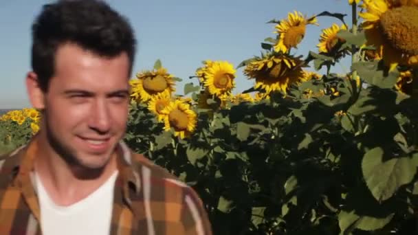 Människor grupp vänner promenader landsbygden road glada leende, sommar — Stockvideo