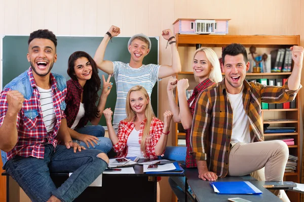 Estudiantes sonrientes felices en el aula —  Fotos de Stock