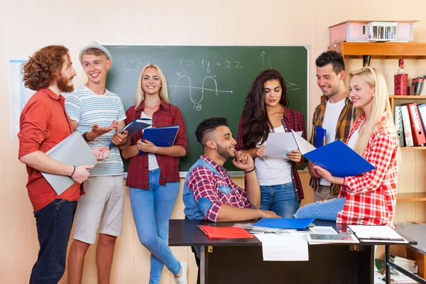 Estudantes com Professor em Sala de Aula Universitária — Fotografia de Stock