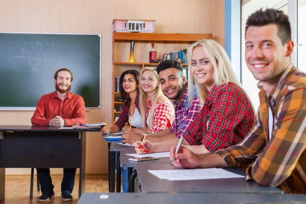 Estudiantes sonrientes en el aula universitaria — Foto de Stock