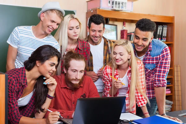 Students With Professor Using Laptop Computer — Stock Photo, Image