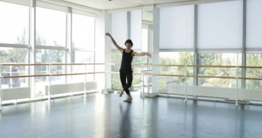 Dans eden adam modern bale dansçısı dans stüdyosunda gerçekleştirir.