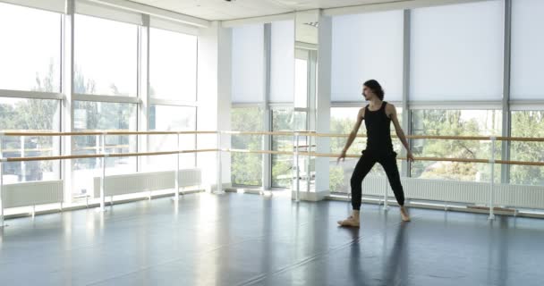 Danse homme danseur de ballet moderne exécute la danse en studio — Video