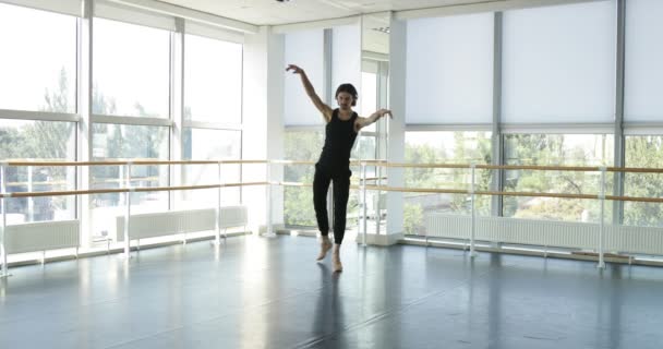 Bailarín moderno bailarín de ballet realiza danza en estudio — Vídeo de stock