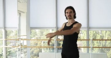 Dans eden adam modern bale dansçısı dans stüdyosunda gerçekleştirir.