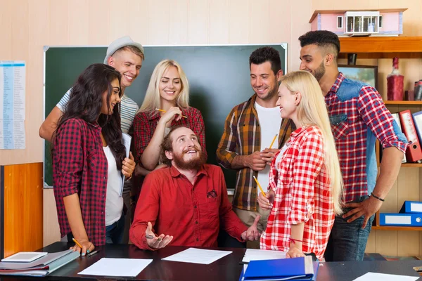 Schüler-High-School-Gruppe lacht mit Professor am Schreibtisch sitzen, junge Leute Lehrer diskutieren kommunizieren — Stockfoto