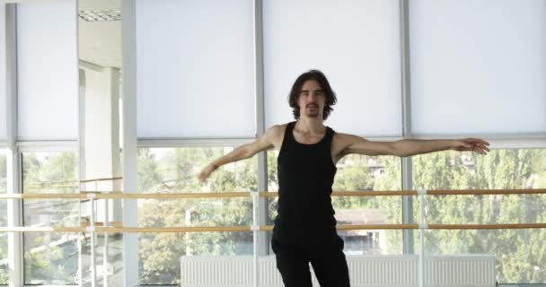 Dansende man moderne balletdanser voert dans in studio — Stockvideo