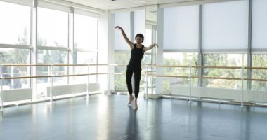 Dans eden adam modern bale dansçısı dans stüdyosunda gerçekleştirir.