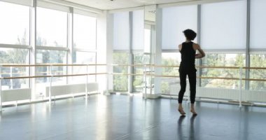 Dans eden adam modern bale dansçısı dans stüdyosunda gerçekleştirir.