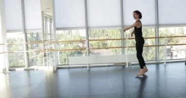 Dans eden adam modern bale dansçısı dans stüdyosunda gerçekleştirir.