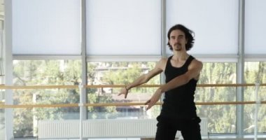 Dans eden adam modern bale dansçısı dans stüdyosunda gerçekleştirir.