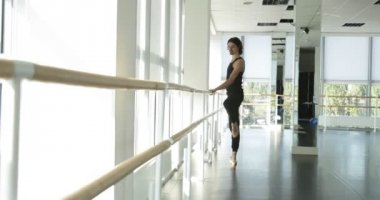 Dans eden adam modern bale dansçısı dans stüdyosunda gerçekleştirir.