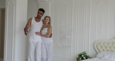 Güzel modern daire karışık yarış adam kadın ile ilgilenen genç Çift