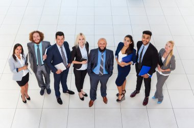İş insanlar grubu mutlu gülümseme Modern ofis üstten görünüm, satır içinde iş adamları ayakta