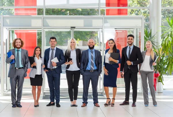 Grupa ludzi biznesu stojący linii o nowoczesne Biuro, biznesmeni wiersz szczęśliwy uśmiech — Zdjęcie stockowe