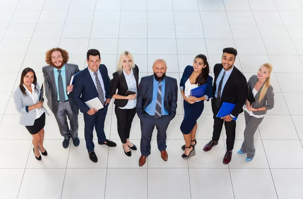 Όμιλος επιχειρήσεων άτομα στέκεται στο σύγχρονο γραφείο κορυφή άποψη, επιχειρηματίες σε σειρά ευτυχισμένο χαμόγελο — Φωτογραφία Αρχείου