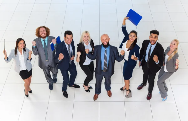 业务人组成功兴奋团队顶视角，商人快乐微笑与举的手 — 图库照片
