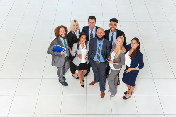 Grupo de gente de negocios Sonrisa feliz de pie en la oficina moderna Vista superior, Equipo de empresarios —  Fotos de Stock