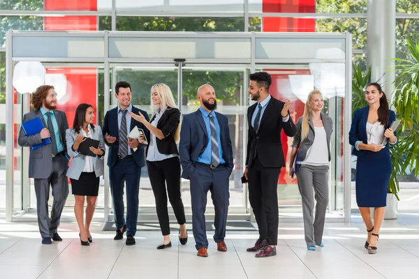 Geschäftsleute Gruppendiskussion Besprechung, Lächeln im modernen Büro, Geschäftsleute Kollegen Team — Stockfoto