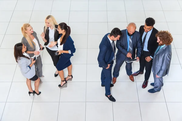 ビジネス人々 のグループの男性と立って別のディスカッション会議ビジネスマン同僚女性チームのコミュニケーション概念の近代的なオフィス — ストック写真