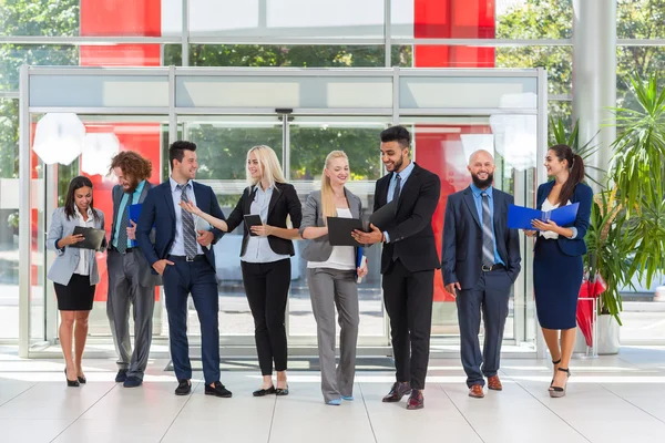 Grupo Empresarial Discutiendo Plan de Proyecto Documento Comunicando, Sonriendo Hablando en Oficina Moderna — Foto de Stock