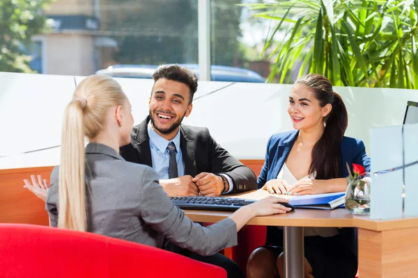 Geschäftsleute arbeiten, Besprechung über Besprechungen, Gruppenunternehmer sprechen Lächeln, Teamkooperation — Stockfoto