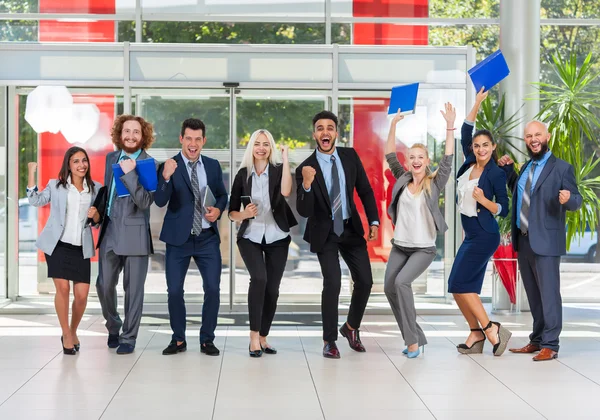 Grupo de pessoas de negócios Equipe entusiasmada bem sucedida no escritório moderno, empresários Sorriso feliz — Fotografia de Stock