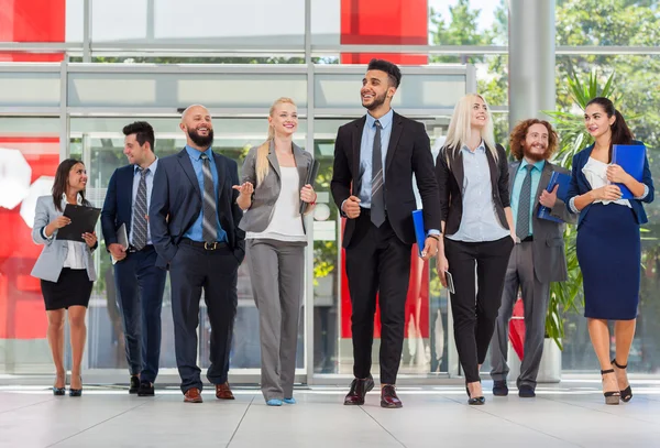 Reunión de discusión de grupo de gente de negocios, sonreír hablando en la oficina moderna, compañeros de negocios — Foto de Stock