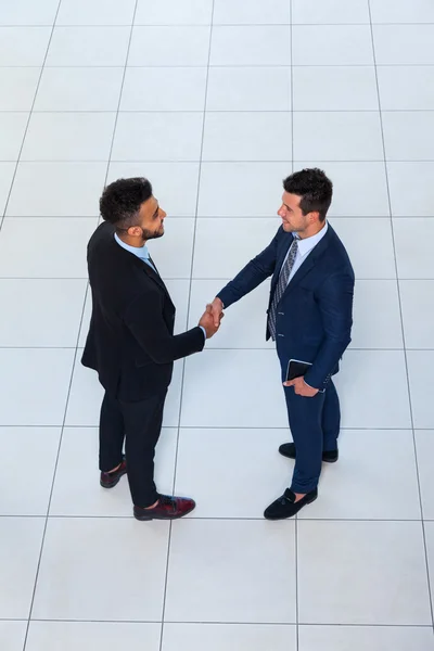Zakenlieden Hand schudden Welkom gebaar hoek bovenaanzicht, twee zakenmannen maken Deal Handshake Sign Up — Stockfoto