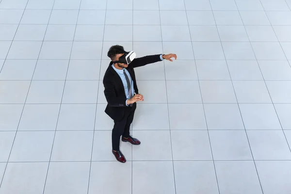 Hombre de negocios Usar gafas digitales, hombre de negocios de la mano Realidad virtual —  Fotos de Stock