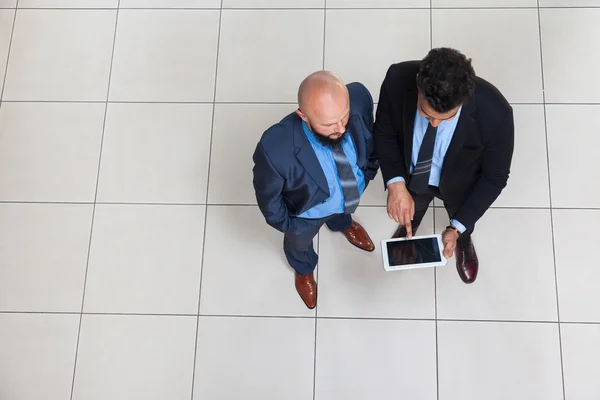 Empresarios trabajando con Tablet Computer, Dos hombres de negocios de pie —  Fotos de Stock