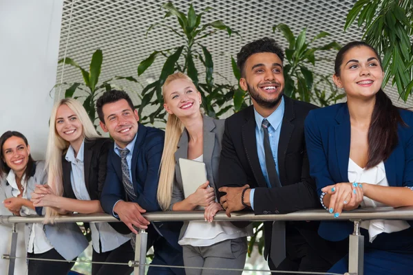 Business People Group lyckligt leende ständiga linje på moderna kontor, företagare rad — Stockfoto