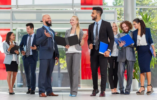 Grupo Empresarial Discutiendo Plan de Proyecto Documento Comunicando, Sonriendo Hablando en Oficina Moderna — Foto de Stock