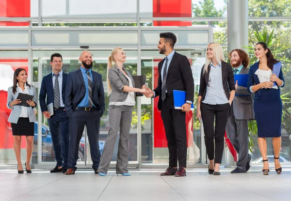 Obchodní skupina šéfe Hand Shake v moderní kanceláři — Stock fotografie