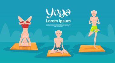 Kıdemli adam egzersizleri yapıyor rahatlatıcı farklı Yoga konumda oturma grubu