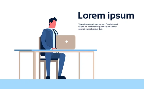 パソコンの作業机に座ってのビジネスマン — ストックベクタ