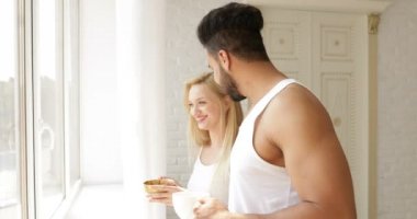 Çift içki kahve sabah pencere karışımı yarış adam kadın gülümseme yakın