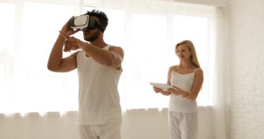 Adam sanal gerçeklik gözlüğü kadın dijital tablet bilgisayar 3d teknoloji konsepti tutan kullanarak, mix yarış çift ev oyun video oyunu gülümseme