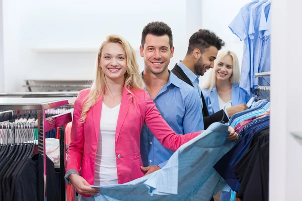 Les jeunes faisant du shopping, heureux souriant amis deux couples clients dans la boutique de mode — Photo