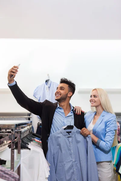 Giovane coppia scattare selfie Photo Fashion Shop, felice sorridente uomo e donna shopping clienti — Foto Stock