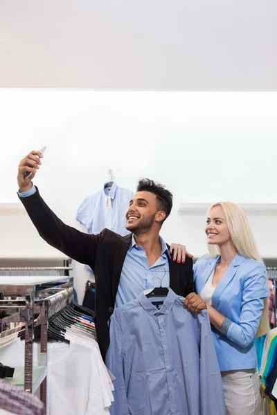 Young Couple Taking Selfie Photo Fashion Shop, Happy Smiling Man And Woman Shopping Customers — ストック写真