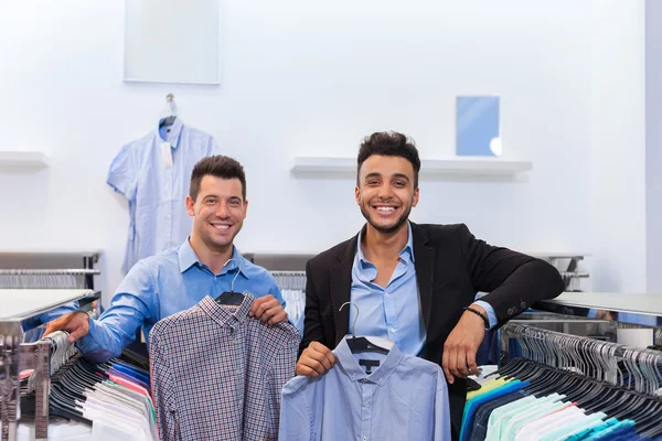 Two Handsome Business Man Fashion Shop, Happy Smiling Mix Race Friends Clienti che scelgono camicie di abbigliamento nel negozio al dettaglio — Foto Stock