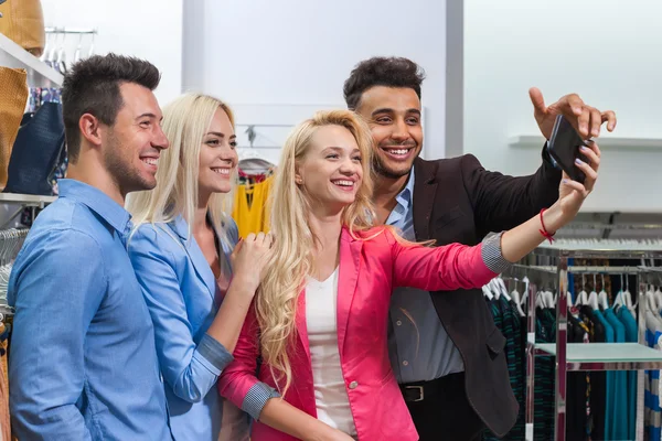 Jovens Fashion Shop Tirando Selfie Foto Compras, Feliz Sorrindo Amigos Escolhendo Roupas — Fotografia de Stock