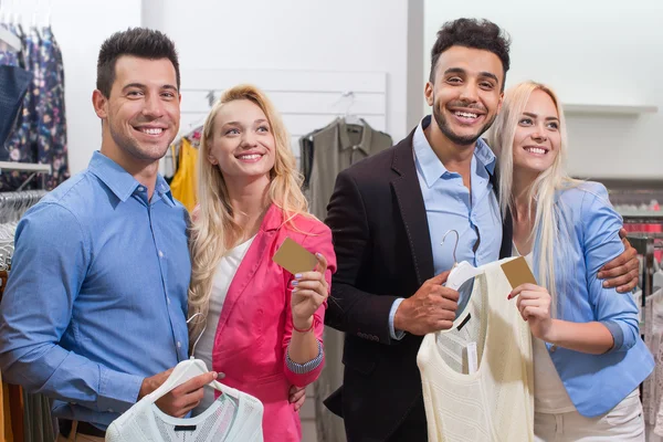 Young People Fashion Shop, Happy Smiling Man And Woman Hold Credit Card Shopping — Φωτογραφία Αρχείου