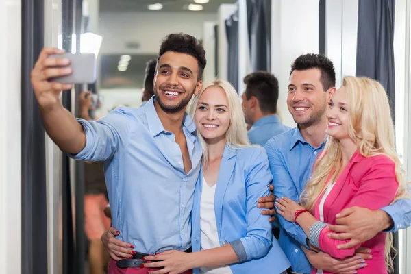Young People Taking Selfie Photo Fitting Room Fashion Shop, Happy Smiling Couples Customers — Φωτογραφία Αρχείου