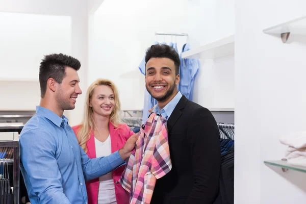 Young People Shopping, Happy Smiling Friends Customers In Fashion Shop Fitting Shirt — Stockfoto