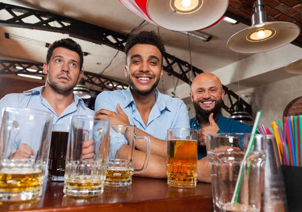 Hombre grupo en bar celebrar vasos feliz sonrisa, beber cerveza, mezclar raza alegre amigos reunión —  Fotos de Stock
