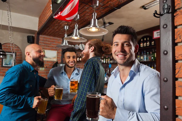 Man Group In Bar Hold Lunettes Talking, Boire des tasses à bière, Mélanger les amis joyeux portent des chemises — Photo